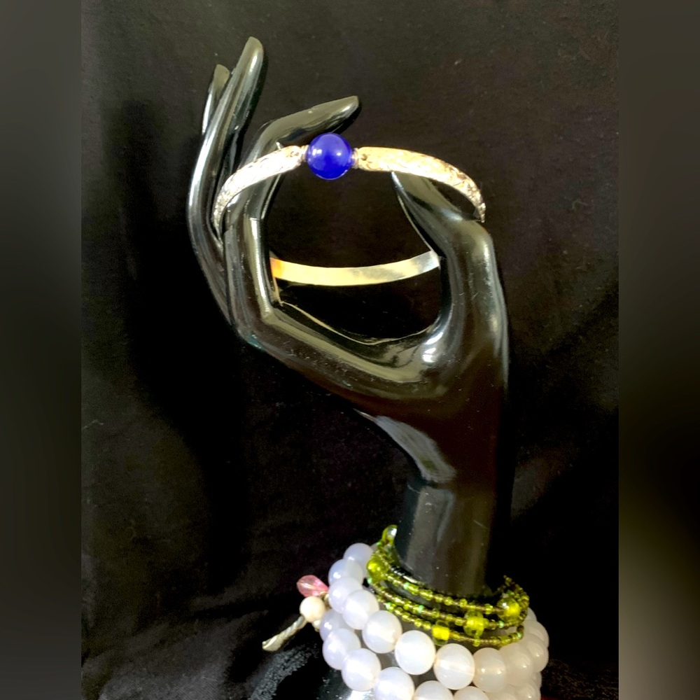 Hand-made Hawaiian heirloom bracelet with blue jade - Picture 3 of 3